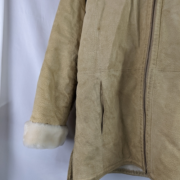 PRE -OWNED, ST JOHNS BAY WOMEN'S SUEDE LEATHER COAT, SIZE LARGE. - Picture 6 of 11